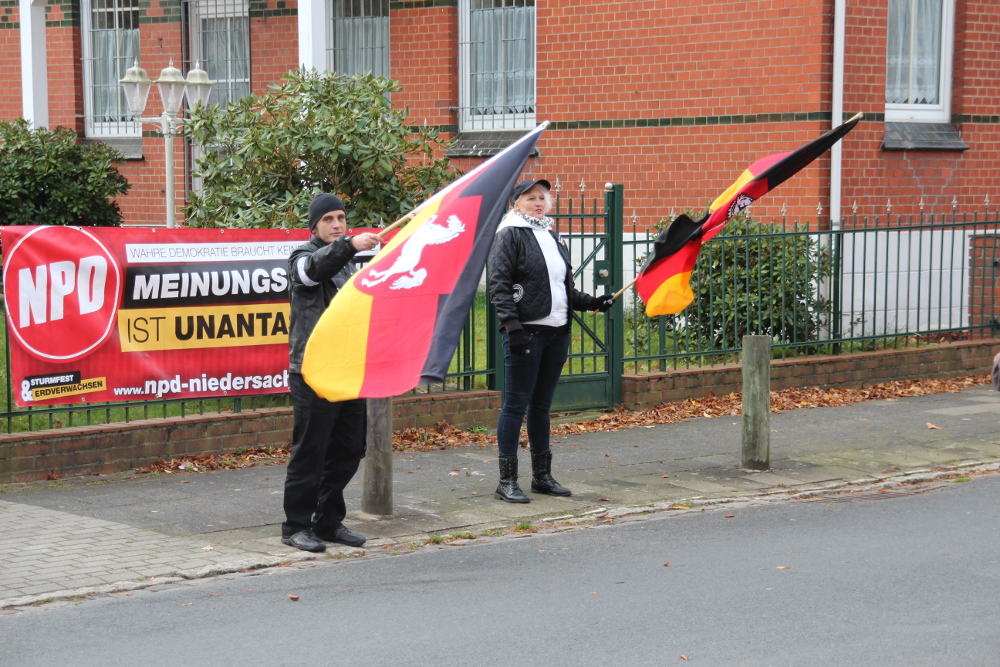 NPD-Wahlkampf im Landkreis Stade: Kandidat Andreas Haack (links)