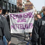 Das Bild zeigt ein Demonstrationstransparent mit der Aufschrift Feminismus statt Mittelalter.