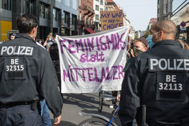 Das Bild zeigt ein Demonstrationstransparent mit der Aufschrift Feminismus statt Mittelalter.