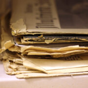 Das Foto zeigt einen Ausschnitt von gelblich gealtertem Papier-Archivalien.