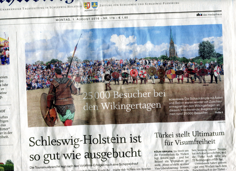 Titel der Schleswig-Holstein Zeitung vom 1.8.2016 (5. Schild von links)